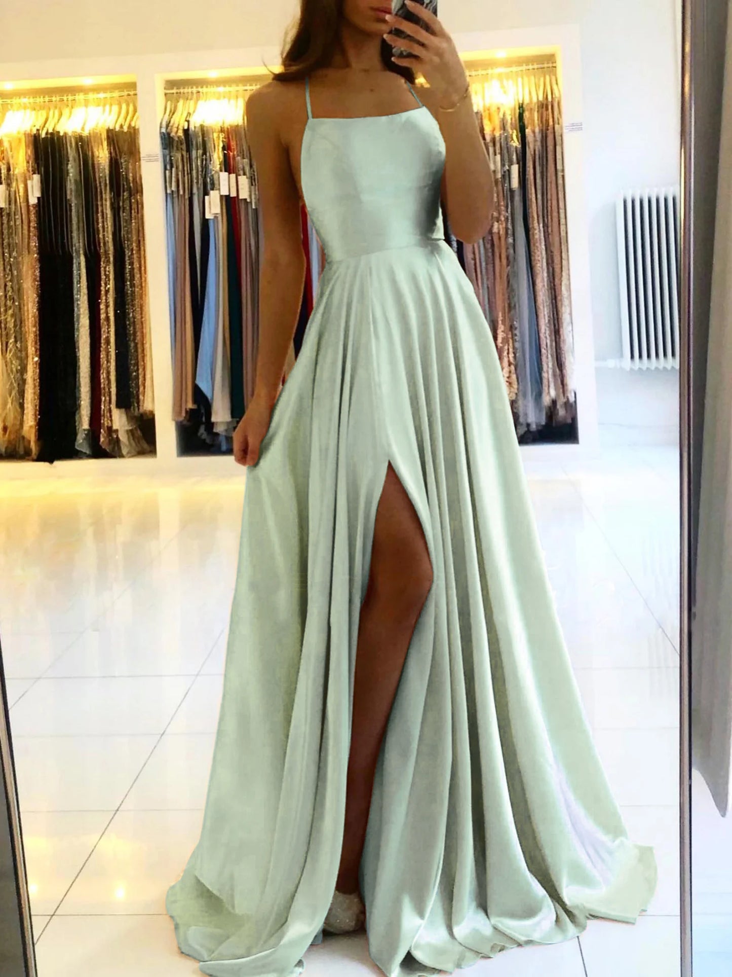Vestido longo de alças finas com fenda e saia volumosa AB914
