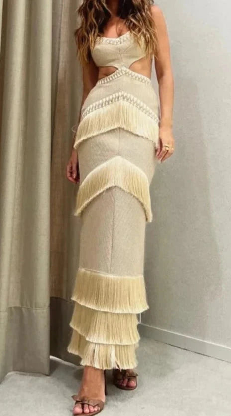 Vestido com recortes estratégicos e detalhes em franjas AB292