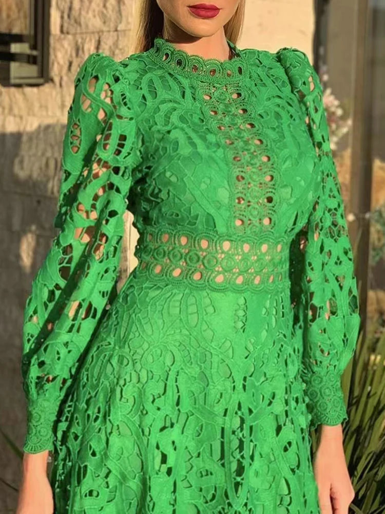 Vestido midi em renda vazada com mangas longas AB716
