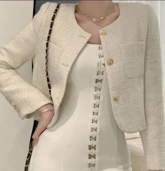 Blazer feminino curto com botões dourados AB623